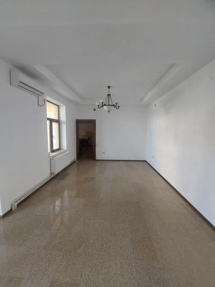 Casă individuală cu 7 camere cu Canalizare în Tomis II