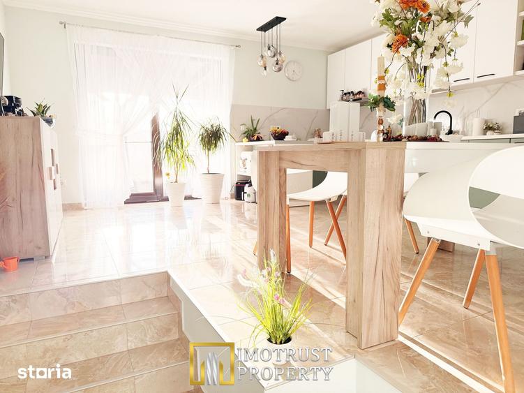 Casă cu 8 camere cu Teren 2599 Mp în Târnova