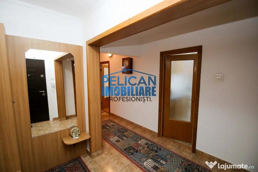 Apartament cu 3 camere decomandat în Pelican