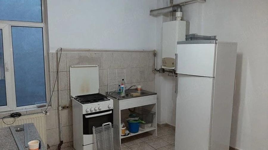 Apartament cu 3 camere semidecomandat în Central