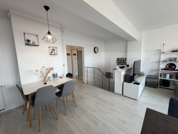 Apartament cu 4 camere semidecomandat, mobilat în Tractorul