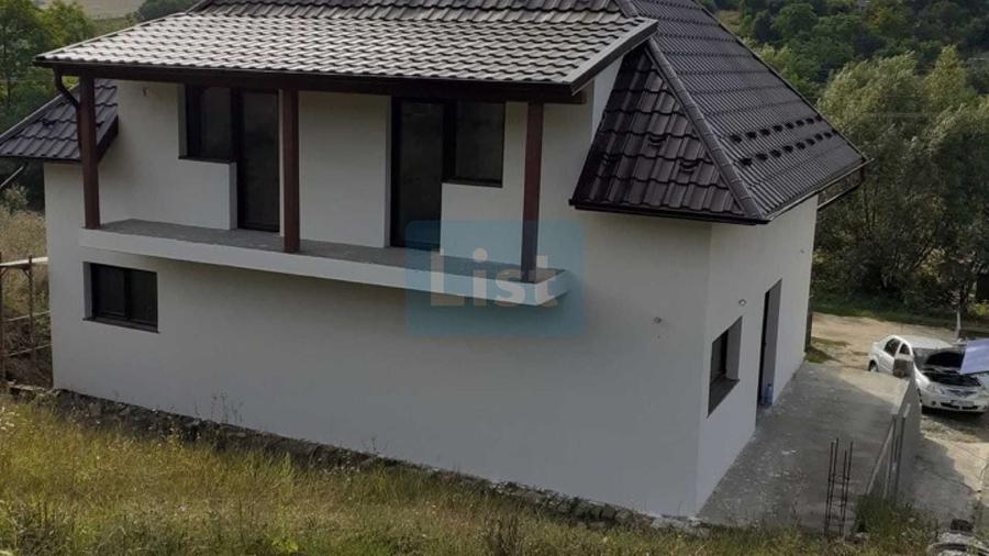 Casă cu 7 camere cu Garaj în Cara