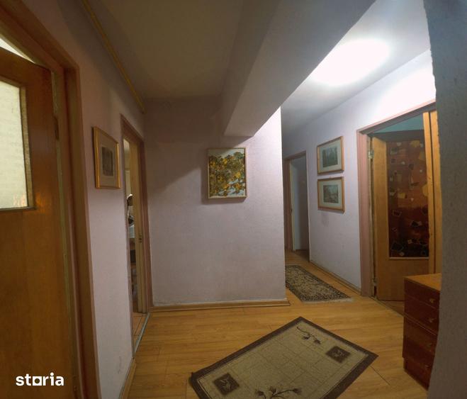 Apartament cu 4 camere decomandat în Central