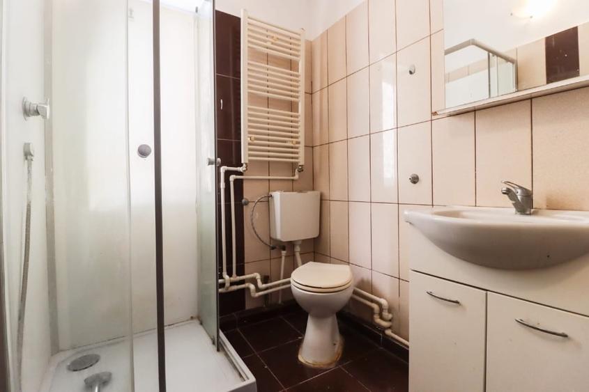 Apartament cu 3 camere semidecomandat, mobilat în P-ța Muncii