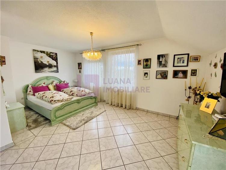 Casă individuală cu 7 camere cu Teren 1035 Mp în Central