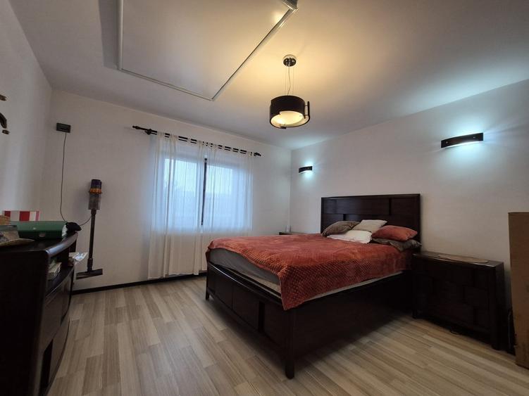 Casă individuală cu 6 camere cu Garaj în Est