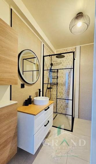 Apartament cu 3 camere semidecomandat, mobilat în Florești
