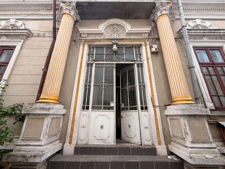 Casă individuală cu 7 camere cu Canalizare în Victoriei