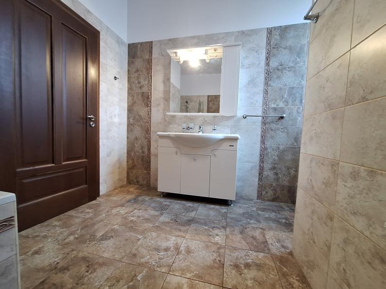 Apartament cu 3 camere decomandat, mobilat în Lipovei