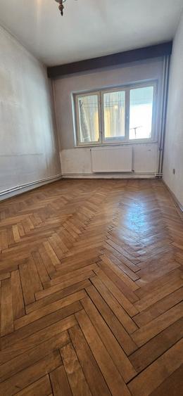 Apartament cu 3 camere decomandat în Valea Moșneagului