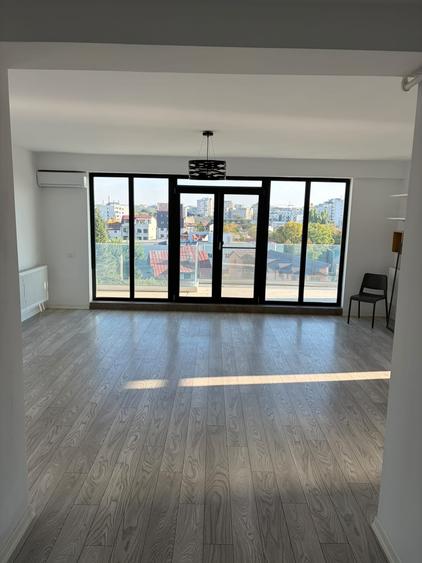 Apartament cu 3 camere semidecomandat, mobilat în Iancului