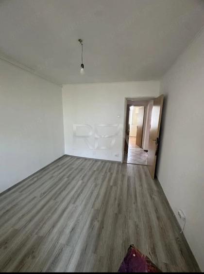 Apartament cu 3 camere semidecomandat în Giurgiului