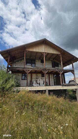 Casă cu 6 camere cu Teren 5600 Mp în Săcuieu