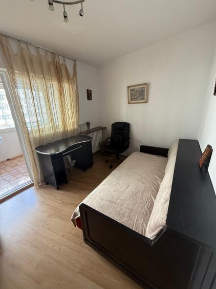 Apartament cu 3 camere semidecomandat, mobilat în Titulescu