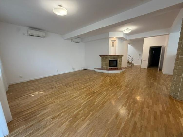 Casă individuală cu 7 camere cu Piscina în Iancu Nicolae