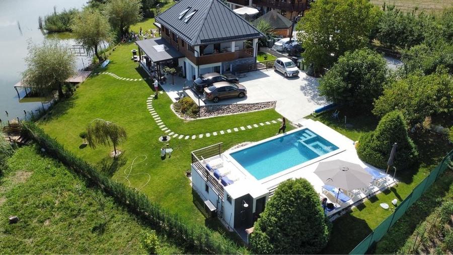 Casă cu 4 camere cu Teren 2450 Mp în Central