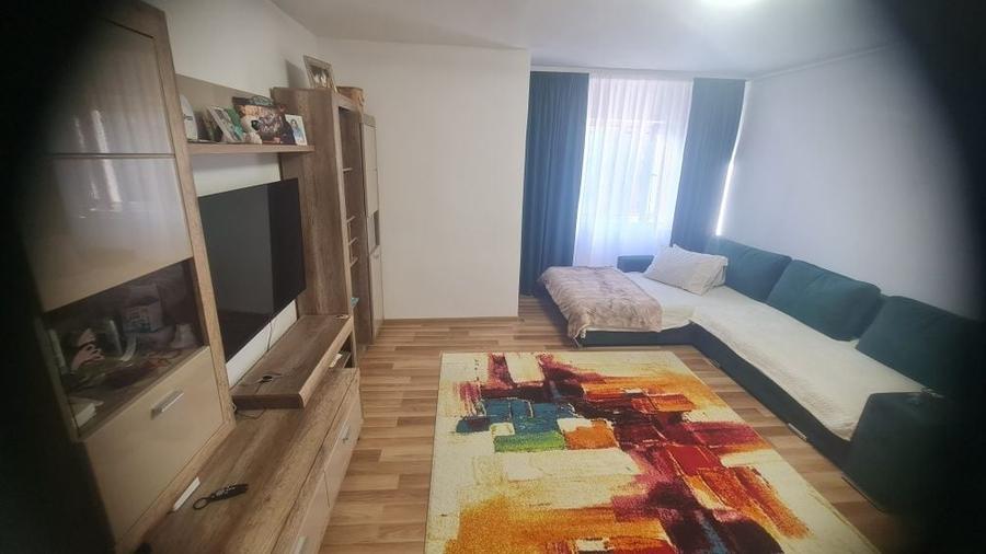 Apartament cu 3 camere decomandat în 1 Decembrie