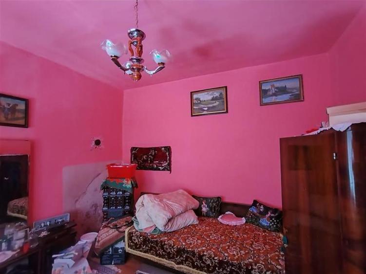 Casă individuală cu 6 camere cu Teren 585 Mp în Periferie