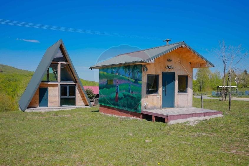 Casă individuală cu 7 camere cu Teren 30200 Mp în Prelucele