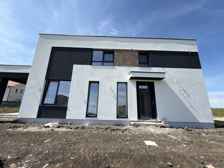 Duplex cu 5 camere cu Canalizare în Torontalului