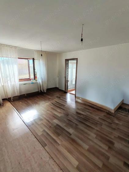 Casă cu 5 camere cu Teren 1644 Mp în Văcărești