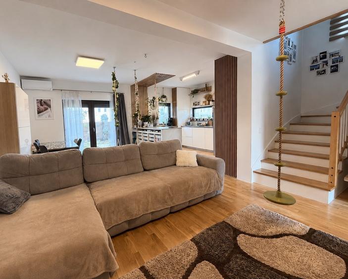 Duplex cu 5 camere cu Teren 248 Mp în Cristian
