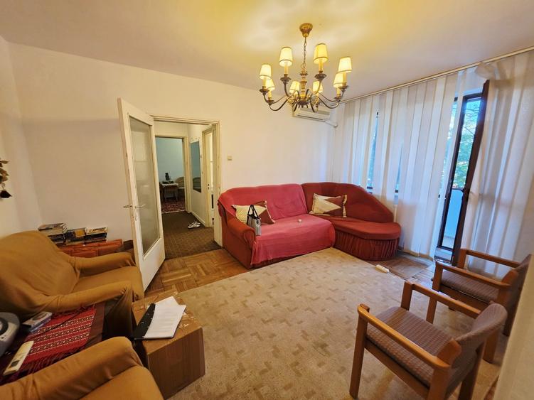 Apartament cu 3 camere semidecomandat în Democrației