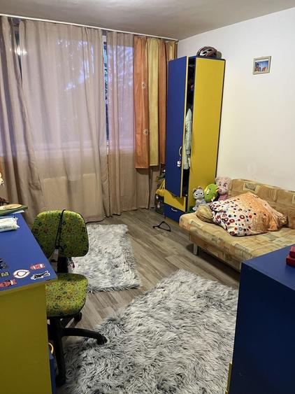 Apartament cu 3 camere decomandat în Exterior Vest