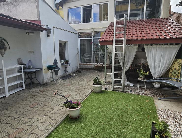 Casă individuală cu 6 camere cu Canalizare în Lipovei