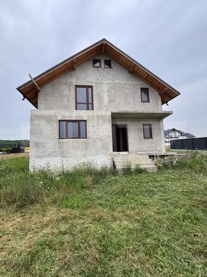 Casă individuală cu 5 camere cu Canalizare în Sud-Vest