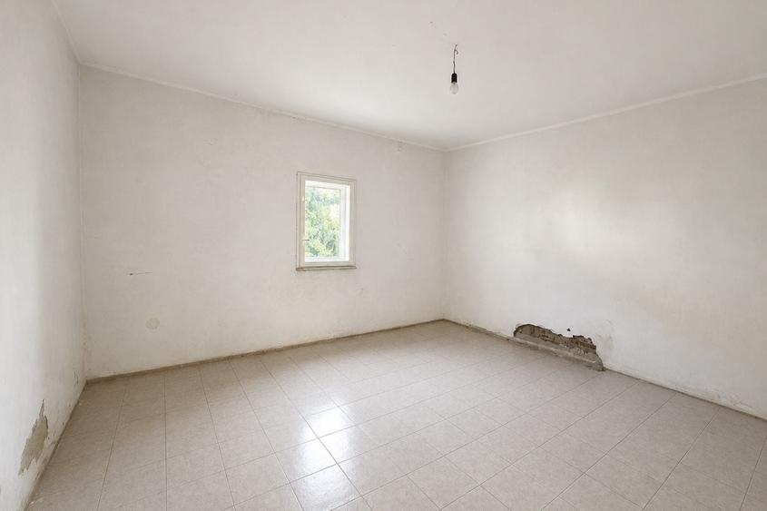 Casă individuală cu 7 camere cu Canalizare în Pârneava