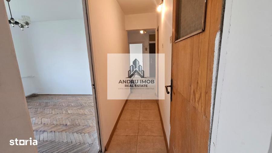 Apartament cu 3 camere decomandat în Vitan
