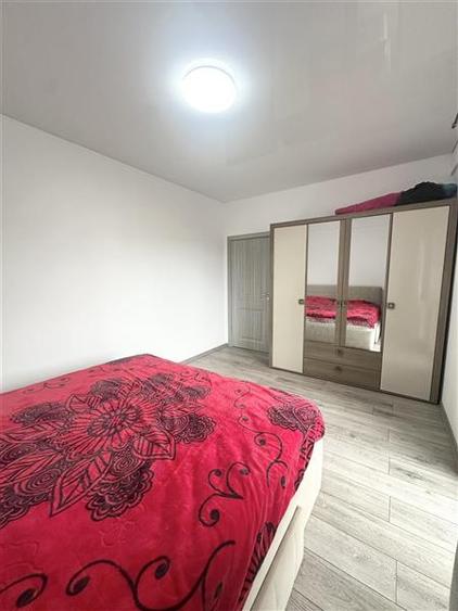 Apartament cu 3 camere semidecomandat, mobilat în Nord