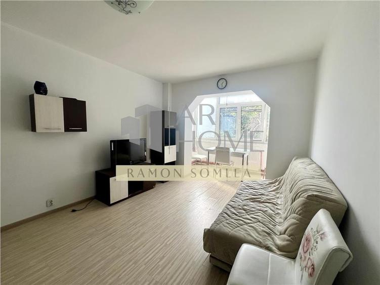 Apartament cu 3 camere semidecomandat, mobilat în Nord