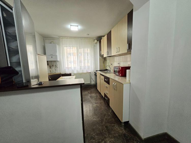 Apartament cu 3 camere semidecomandat, mobilat în Micro 4
