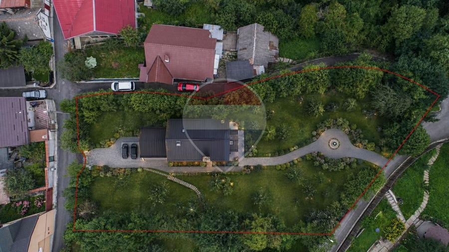 Casă individuală cu 3 camere cu Teren 1498 Mp în Schei