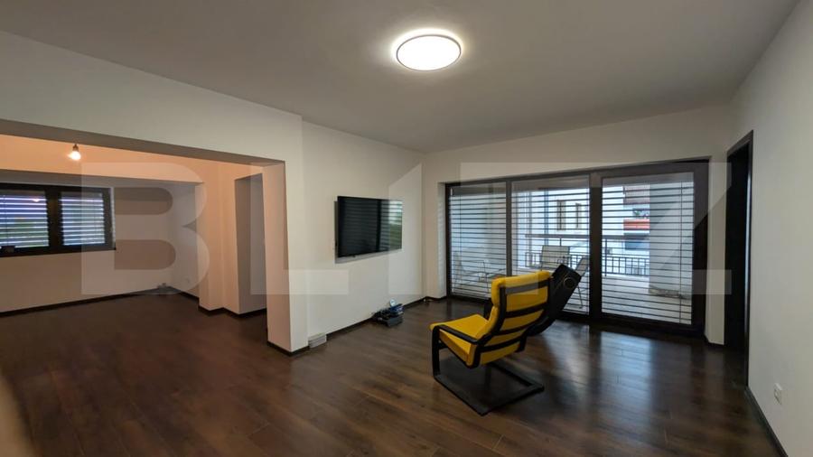 Apartament cu 3 camere semidecomandat, mobilat în Micro 3