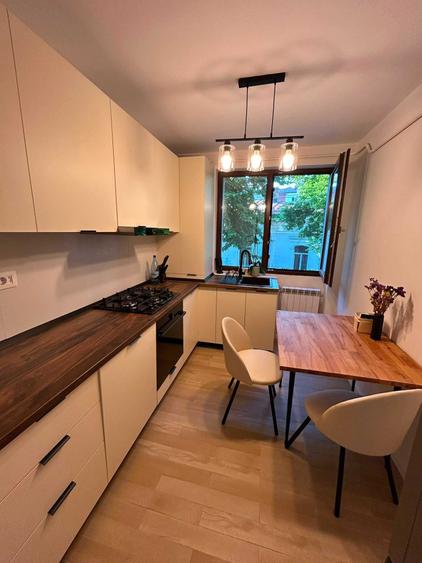 Apartament cu 3 camere decomandat în Central