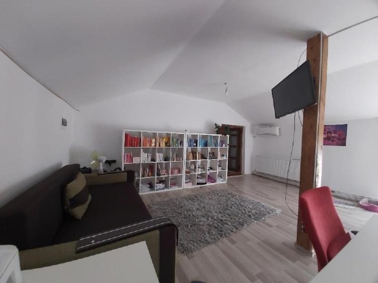 Casă individuală cu 5 camere cu Canalizare în Șoimuș