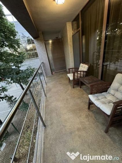 Apartament cu 3 camere semidecomandat, mobilat în Nord