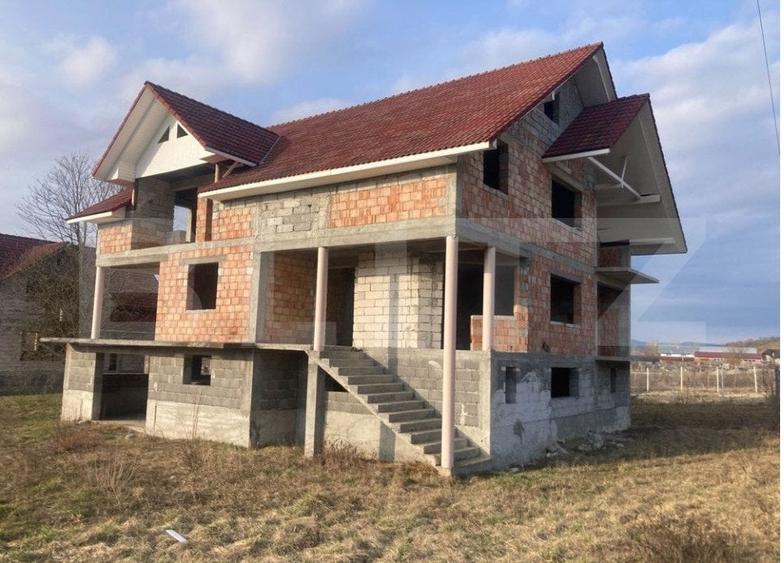 Casă individuală cu 10 camere cu Teren 1106 Mp în Nord-Est