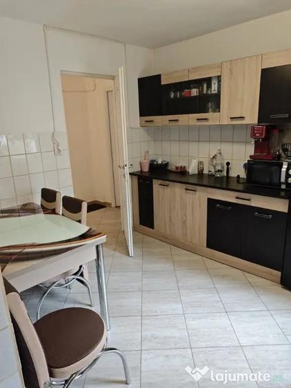Apartament cu 3 camere decomandat în Păcii