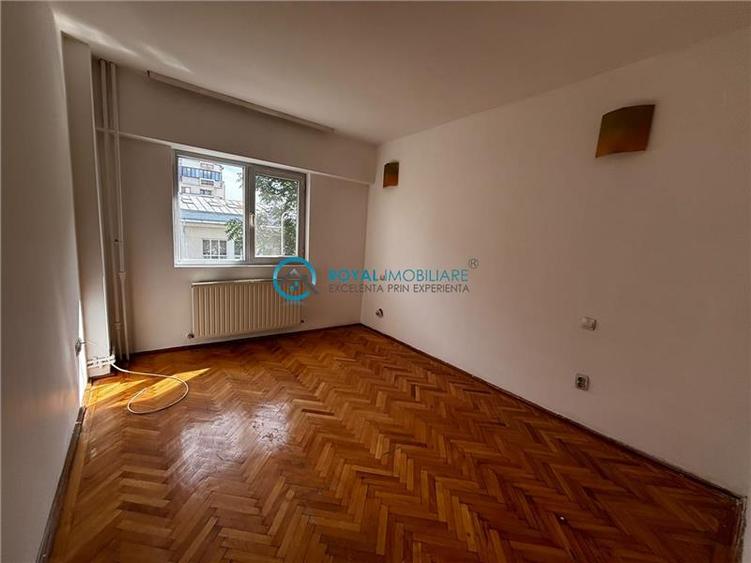 Apartament cu 3 camere decomandat în Republicii