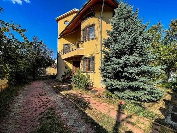 Casă individuală cu 6 camere cu Canalizare în Bd. Laminorului