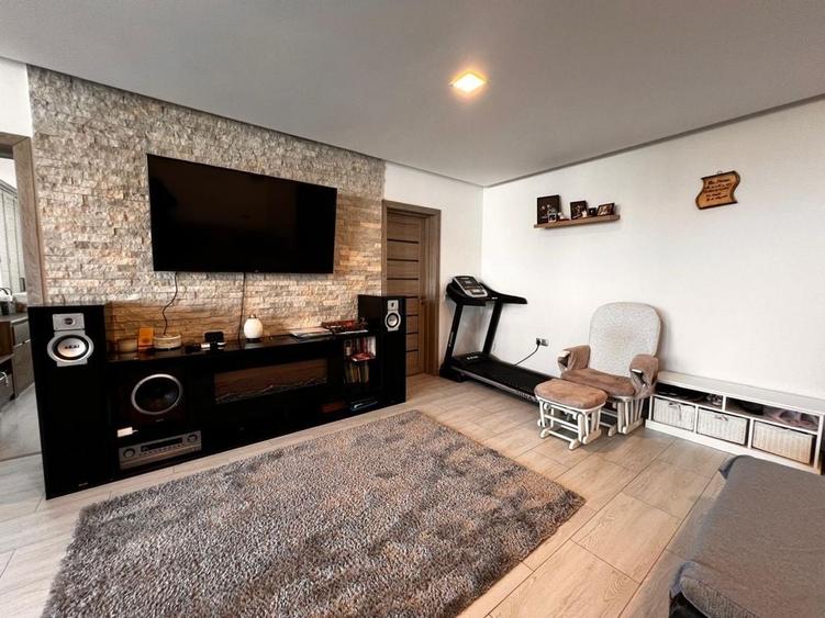 Apartament cu 3 camere decomandat în Sânnicoară