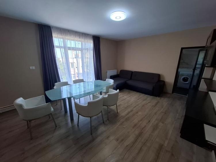 Apartament cu 3 camere semidecomandat în Pârneava