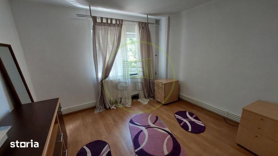 Apartament cu 3 camere decomandat în Rovine