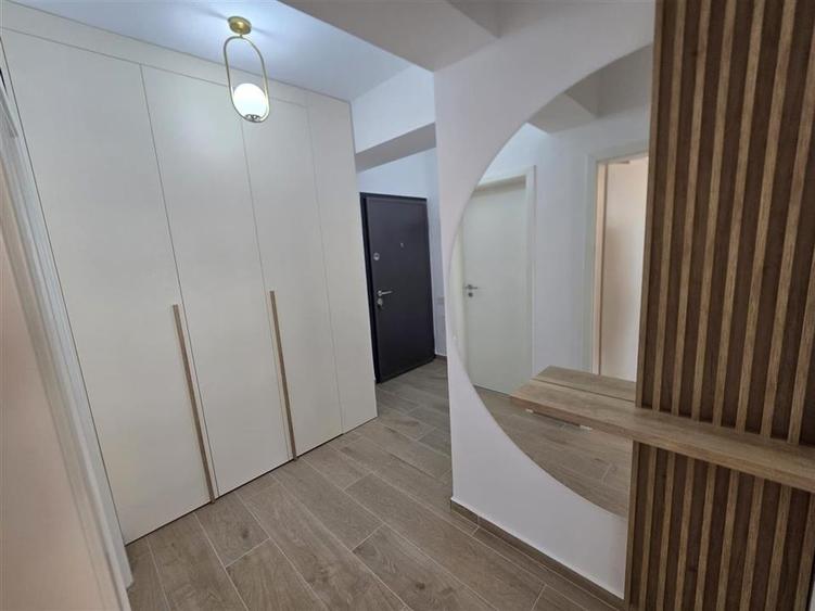 Apartament cu 2 camere decomandat, mobilat în Tractorul