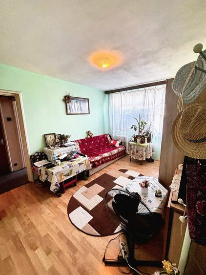 Apartament cu 3 camere semidecomandat în Apusului