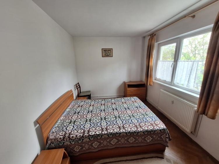 Apartament cu 3 camere semidecomandat, mobilat în Dacia